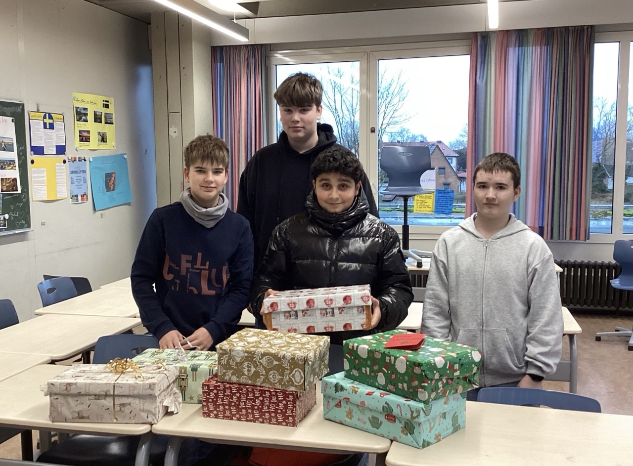 Spenden für den Kinderschutzbund - Werte und Normen-Schüler vom Gymnasium Ernestinum unterstützen Kinder und Familien mit Geschenken