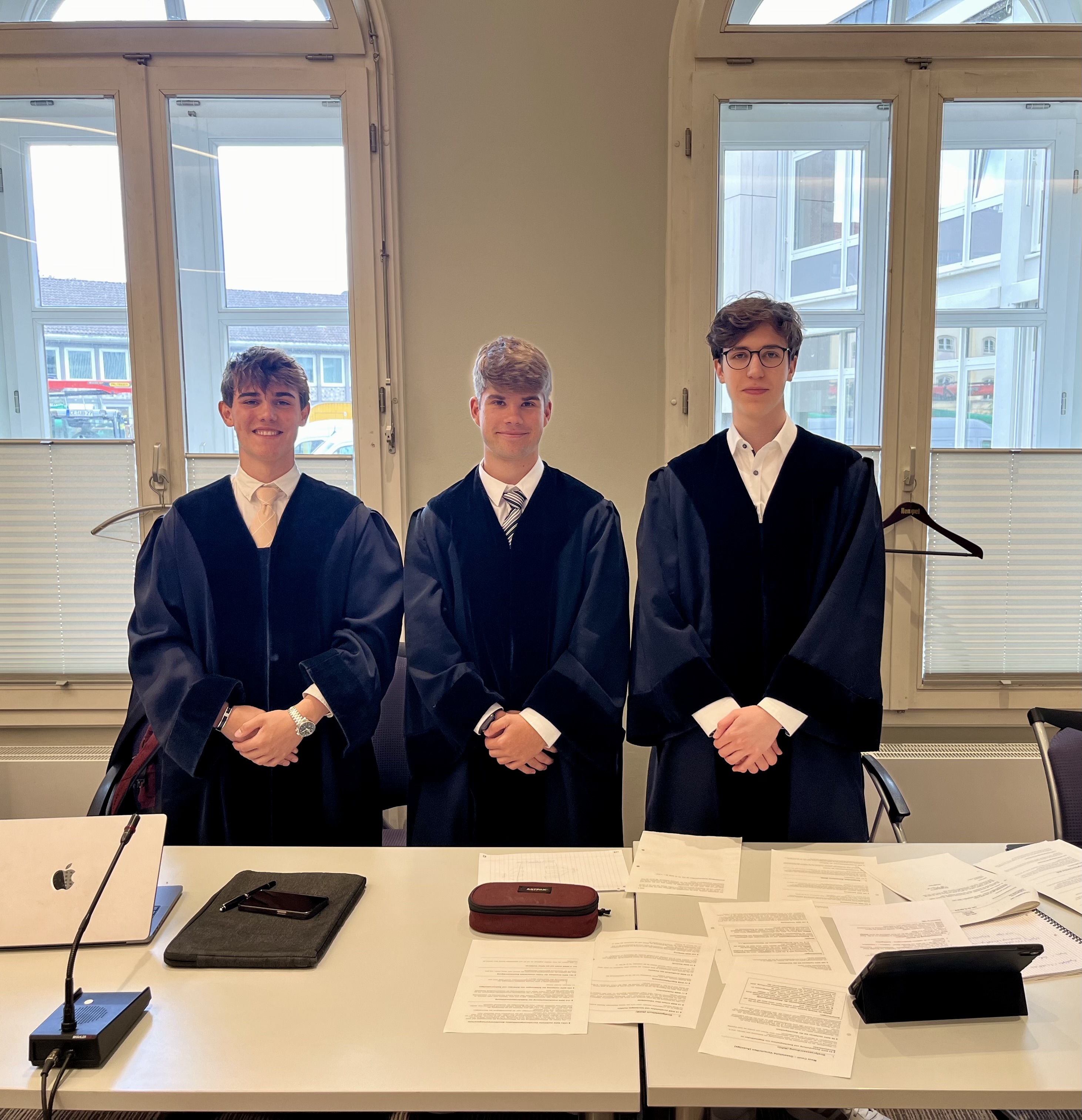Spannender Moot Court am Gymnasium Ernestinum: Schülerinnen und Schüler des PoWi Leistungskurses simulieren rechtliche Praxis hautnah